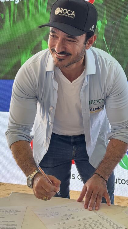 Produtor e empresário Erlei Storari, proprietário do Grupo Roça Agronegócios assinando os titulos de propriedade da Gleba Divisa, em Novo MundoFoto: JUNIOR POYER