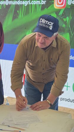 Deputado Dilmar Dal Bosco articula a regularização junto ao governo do estado e entrega títulos