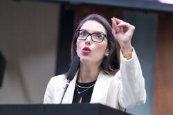 Audiência requerida por Janaina Riva vai debater projeto do governo que restringe licença sindical de servidores