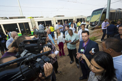 Em visita aos vagões do VLT, Botelho critica ‘farra com dinheiro público’