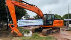 Dilmar Dal Bosco acompanha entrega de retroescavadeira no PA Vale do Seringal, em Castanheira