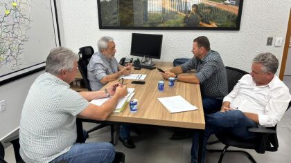 Deputado Dilmar Dal Bosco em reunião na Sinfra, com secretário Marcelo Padeiro, prefeitos Rogério e Souza, de Nova Bandeirantes e Casciano Martins Reis, de Novo Mundo