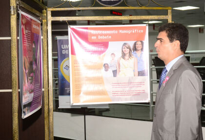 Deputado Emanuel Pinheiro visita a exposição A mulher e o câncer de mama no Brasil