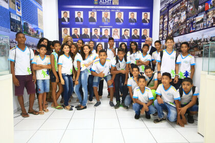 ALMT recebe alunos da Escola Estadual Emanuel Pinheiro