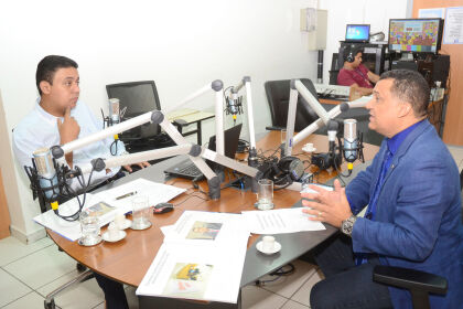 Deputado Silvano Amaral em entrevista para a radio assembléia