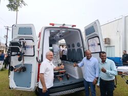 Juca do Guaraná entrega ambulância com UTI móvel para Chapada dos Guimarães