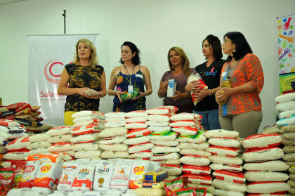 Sala da Mulher entrega alimentos para instituições carentes