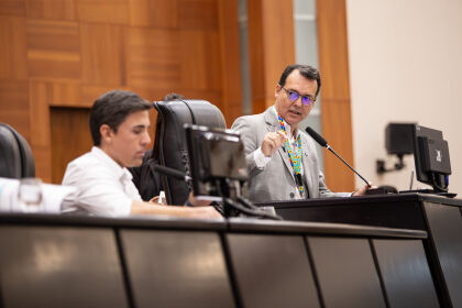 Lúdio cobra e secretário promete contratar mais de 600 professores para alunos com deficiência nesta semana