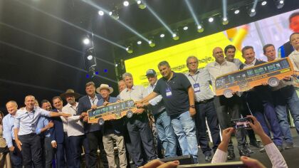 Moretto destaca avanço para a educação durante entrega de 300 ônibus escolares