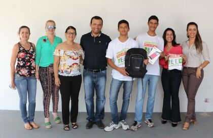  Wancley e Pedro Taques entregam premiação para aluno que tirou maior nota no Simulado PEEC 2015
