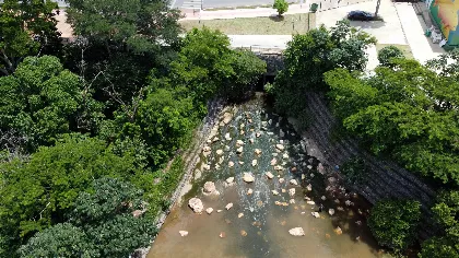 Esgoto exposto no rio - próximo ao Porto de Cuiabá