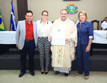 Padre Bruno Costa celebra missa e recebe título de cidadão mato-grossense
