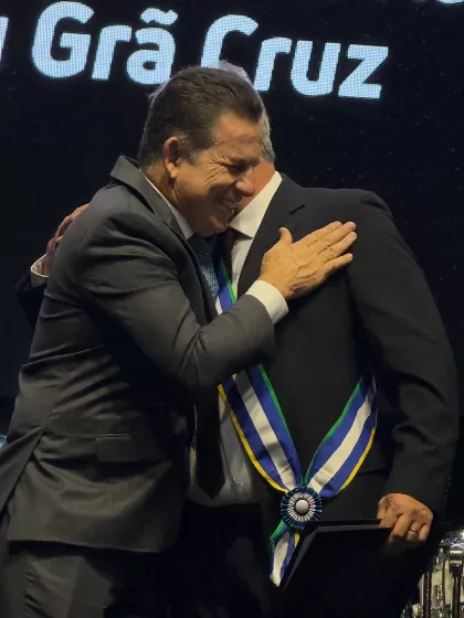 Deputado Dilmar Dal Bosco e governador Mauro Mendes durante entrega da Comenda da Ordem do Mérito Mato Grosso, no Grau Grã-Cruz