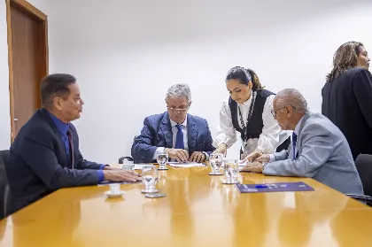 CCJR realiza reunião extraordinária e delibera nove projetos