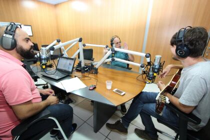 Entrevista na rádio ALMT com o poeta, músico e compositor Rogê Além