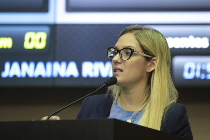 Janaina Riva apresenta PEC sobre data de pagamento de salários 
