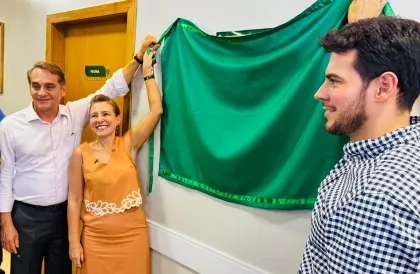 Wilson Santos com a prefeita Flávia e o vereador Charles da Educação na inauguração da unidade de saúde