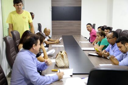 Dep.Sebastião Rezende em  reunião com  representantes do Shopping Popular