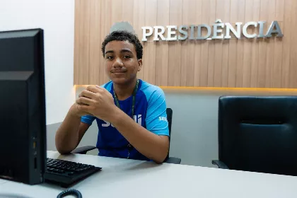 Gustavo Nascimento, um dos jovens aprendizes da Casa, relata que o interesse pelo trabalho surgiu cedo. 