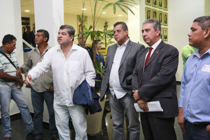 Dep. Adriano Silva recebe representantes de bairros de Cáceres