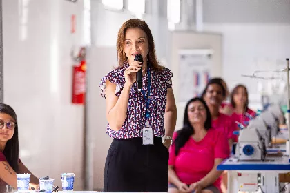 A sub-procuradora especial da mulher, Francielle Brustolin, participou da inauguração da oficina de costura