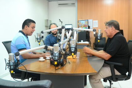 Professor e radialista Willian Gomes em entrevista para a radio assembleia