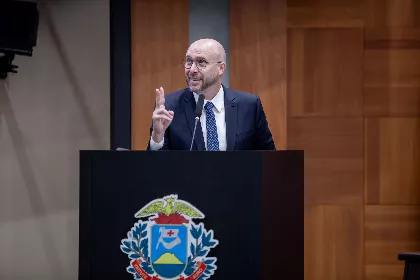 Deputado Beto Dois a Um
