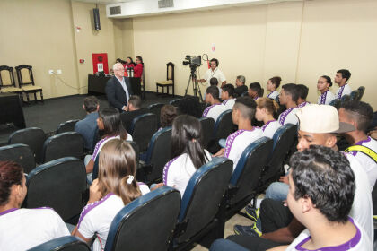 Alunos da Escola Estadual Dr. Estevão Alves Corrêa visitam a ALMT