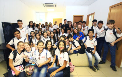 Dep. Jajah Neves recebe os alunos do Educandário José de Anchieta em seu gabinete