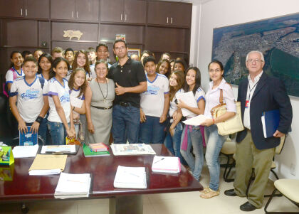 Alunos da escola ELMAZ GATTAS de VG  visitam o gabinete da deputada Maria Izaura