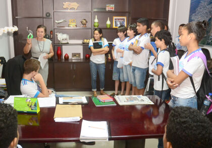 Deputada Maria Izaura recebe alunos da escola Elmaz Gattás de Varzea Grande