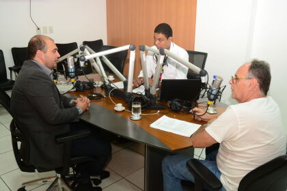 Deputado Dr Leonardo em entrevista para a rádio assembléia