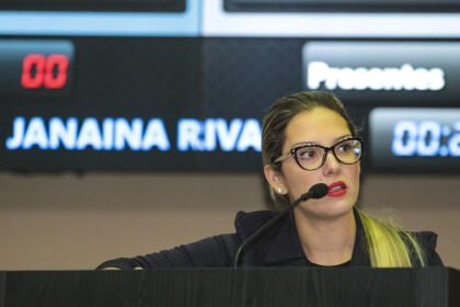 Janaina Riva sai em defesa dos servidores públicos estaduais 